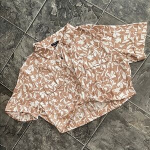 DYNAMITE Tan White Patterned Cropped Short Sleeve Silky Blouse Preppy Coastal